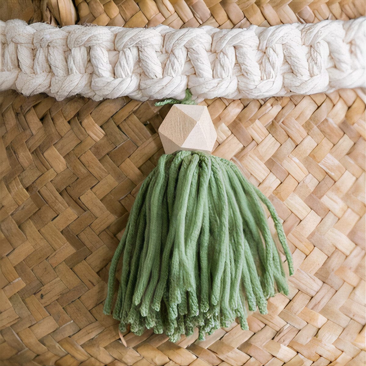 Cache-Pot Élégance en Osier avec Pompons Verts