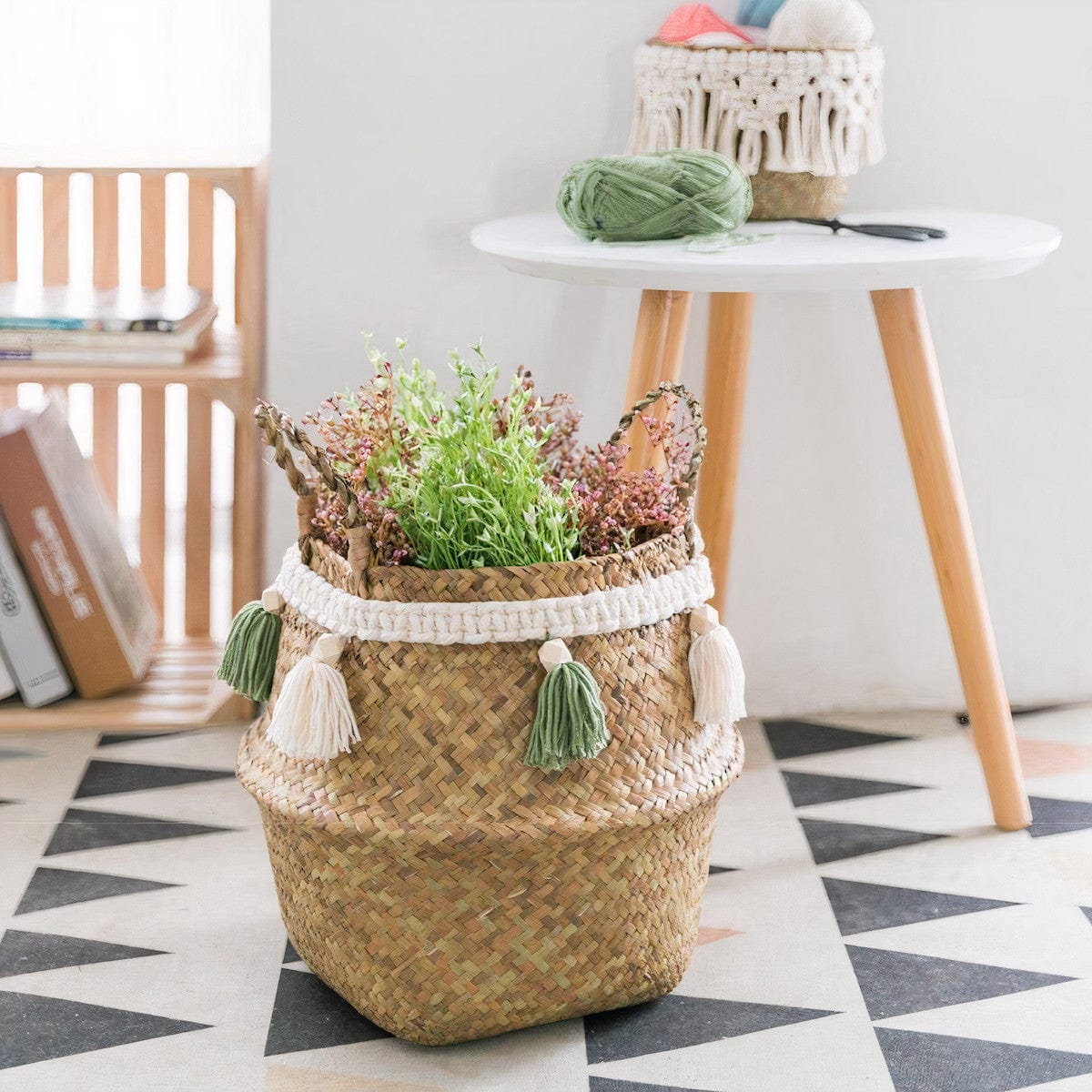 Cache-Pot Élégance en Osier avec Pompons Verts