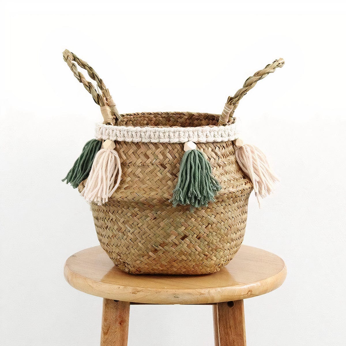 Cache-Pot Élégance en Osier avec Pompons Verts
